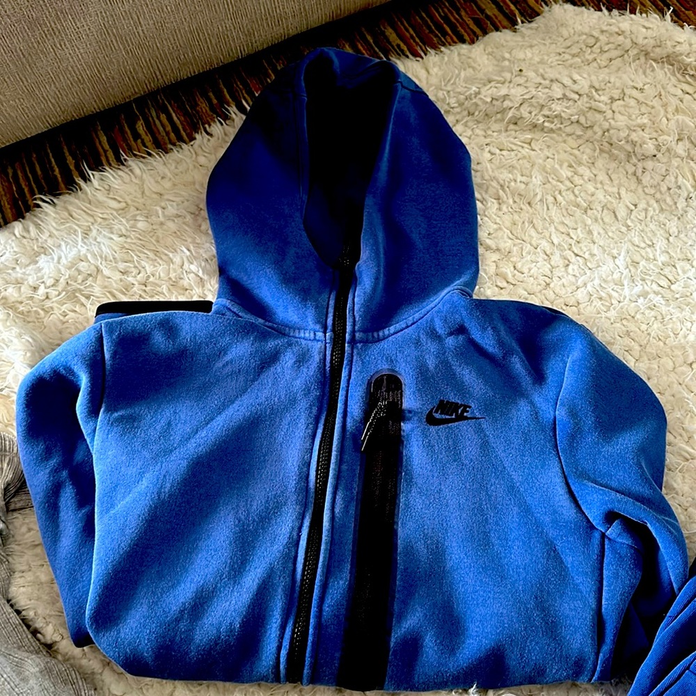 Nike tech fleece men’s sweatsuit (medium)